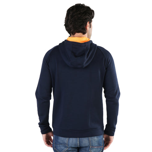 Blauer Kapuzenpullover mit orangen Innenfließ
